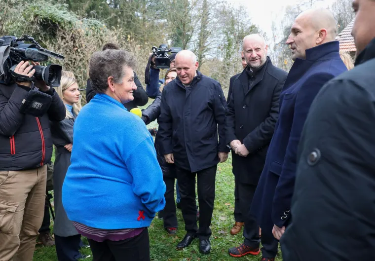 Donja Stubica Srušena teško dostupna kuća koja je nastradala u potresu, a do koje je vojska sagradila most 
