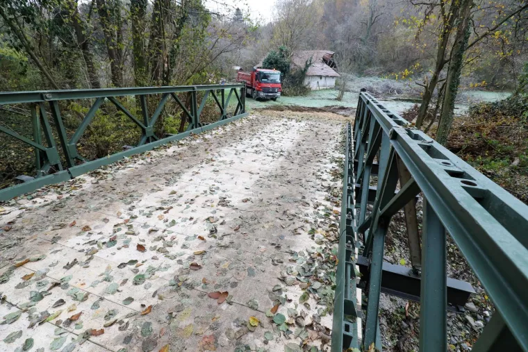 Donja Stubica Srušena teško dostupna kuća koja je nastradala u potresu, a do koje je vojska sagradila most 