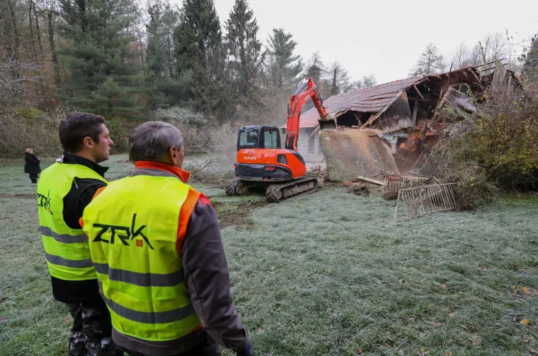 Donja Stubica Srušena teško dostupna kuća koja je nastradala u potresu, a do koje je vojska sagradila most 