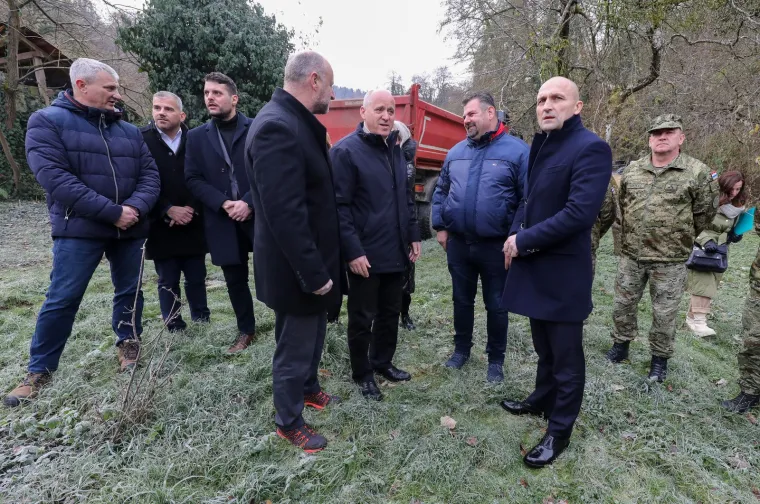 Donja Stubica Srušena teško dostupna kuća koja je nastradala u potresu, a do koje je vojska sagradila most 