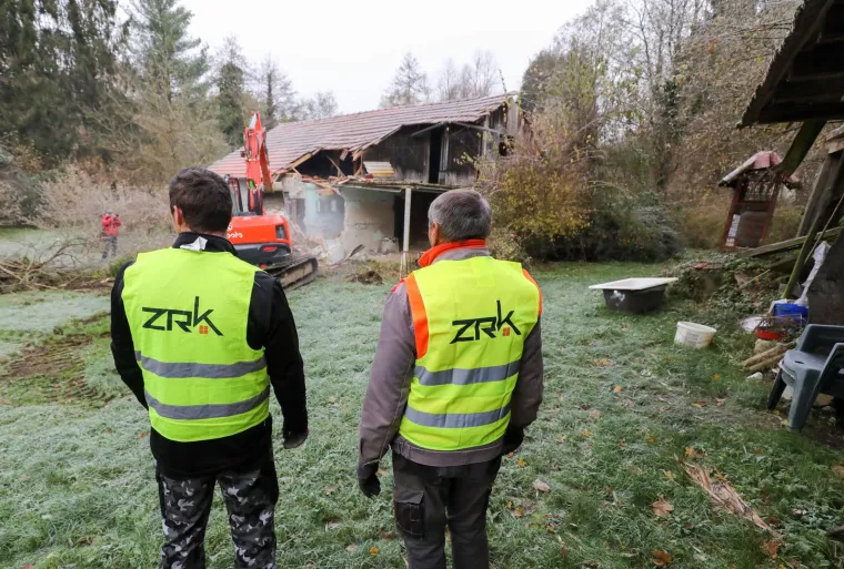 Donja Stubica Srušena teško dostupna kuća koja je nastradala u potresu, a do koje je vojska sagradila most 
