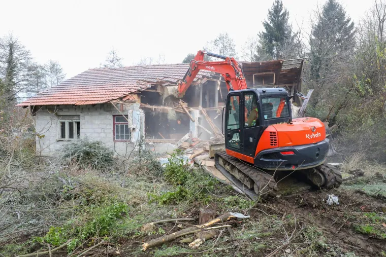 Donja Stubica Srušena teško dostupna kuća koja je nastradala u potresu, a do koje je vojska sagradila most 