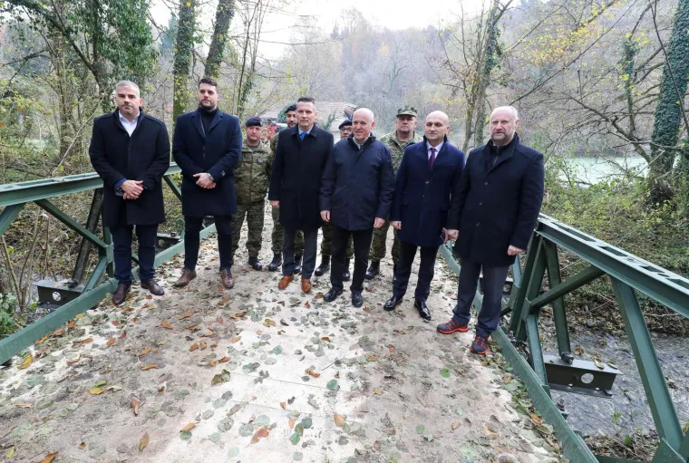 Donja Stubica Srušena teško dostupna kuća koja je nastradala u potresu, a do koje je vojska sagradila most 