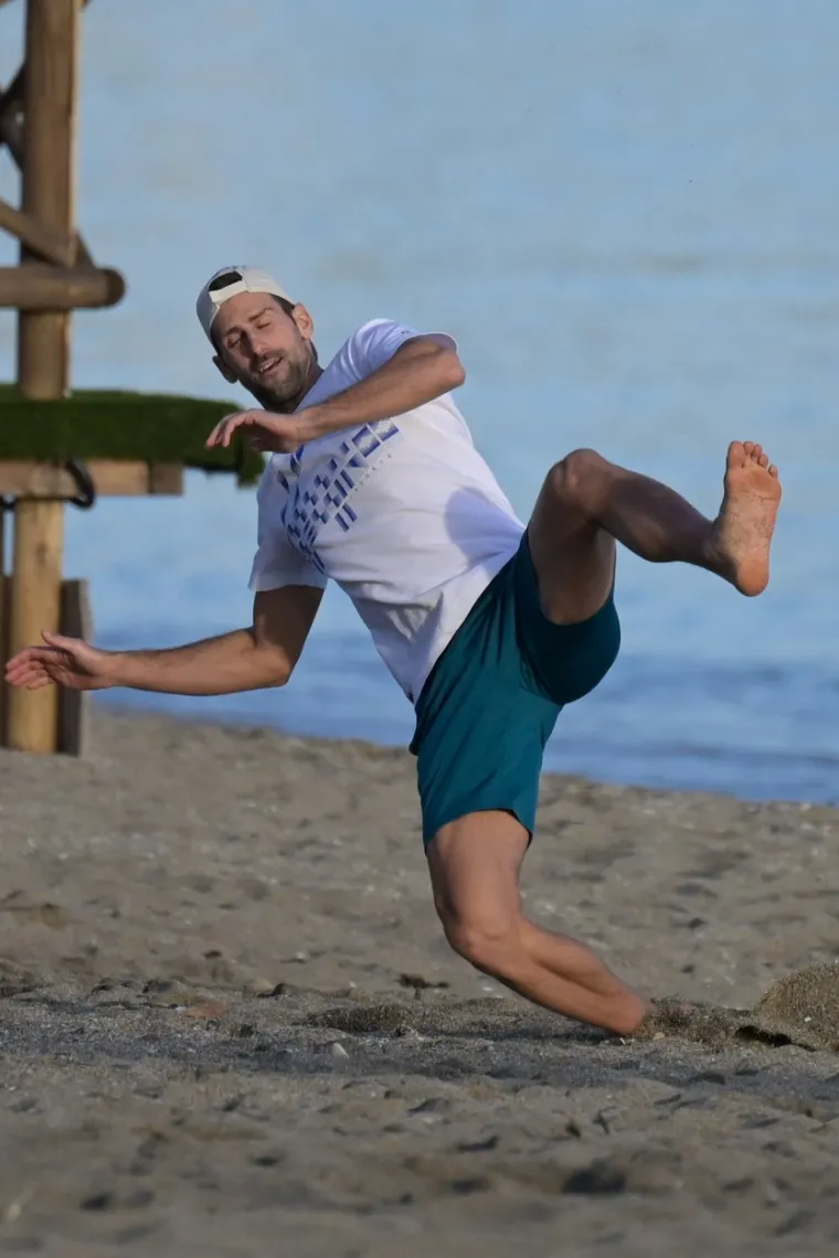 Dok je supruga na plaži u zimskoj jakni, Đoković uživa bez majice