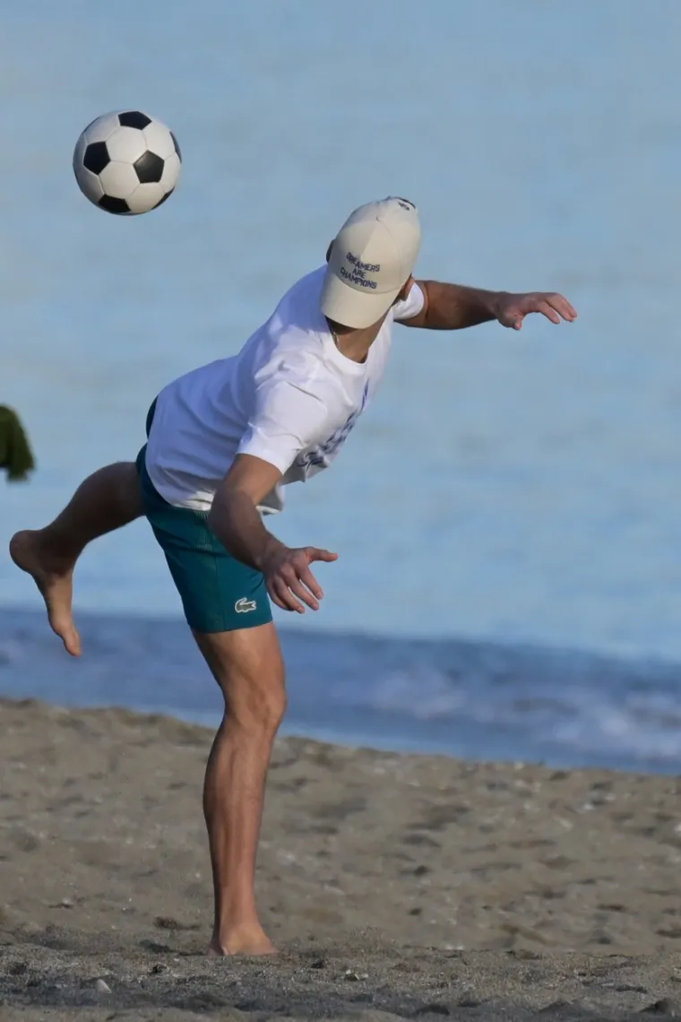 Dok je supruga na plaži u zimskoj jakni, Đoković uživa bez majice