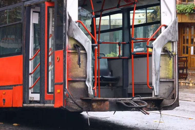 FOTO Nevjerojatne scene u centru grada! Autobus se prepolovio na pola tijekom vožnje