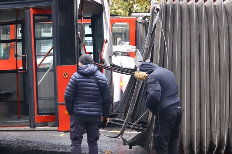 FOTO Nevjerojatne scene u centru grada! Autobus se prepolovio na pola tijekom vožnje