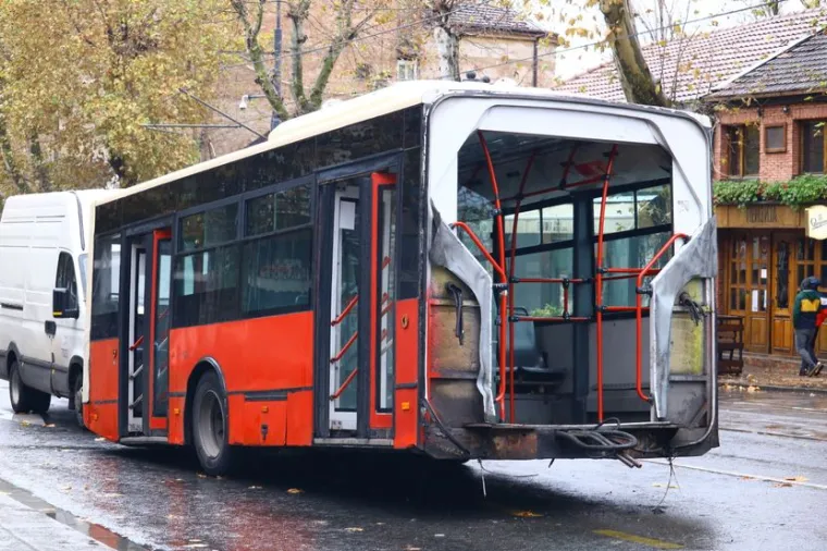 FOTO Nevjerojatne scene u centru grada! Autobus se prepolovio na pola tijekom vožnje