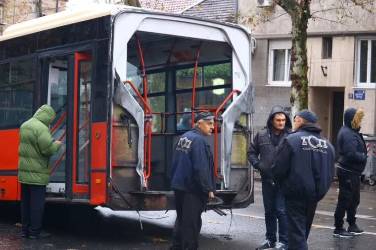 FOTO Nevjerojatne scene u centru grada! Autobus se prepolovio na pola tijekom vožnje