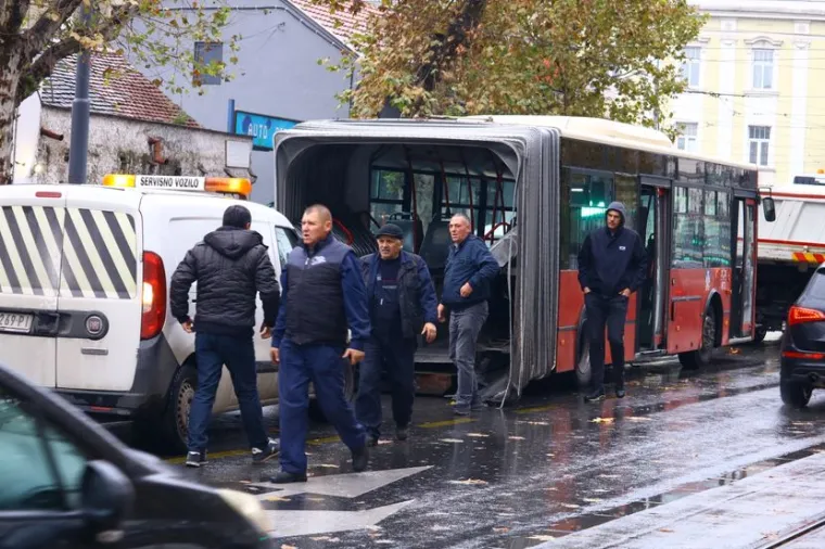 FOTO Nevjerojatne scene u centru grada! Autobus se prepolovio na pola tijekom vožnje