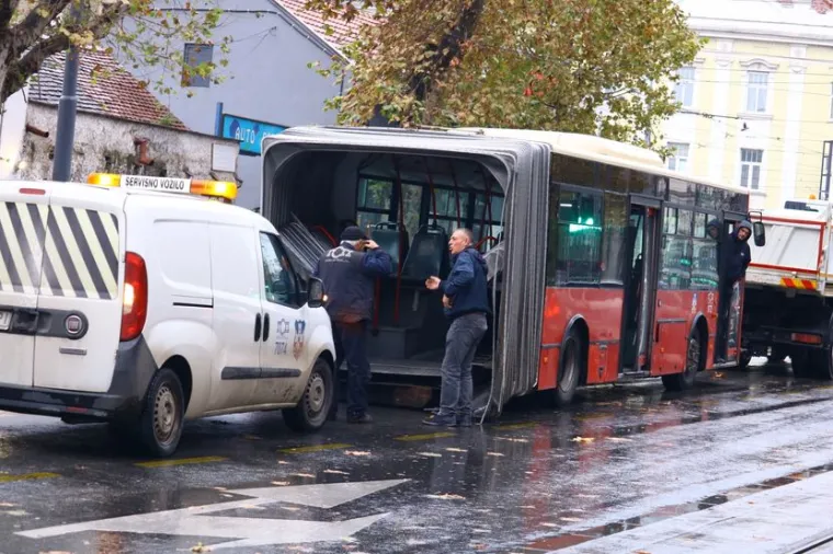 FOTO Nevjerojatne scene u centru grada! Autobus se prepolovio na pola tijekom vožnje