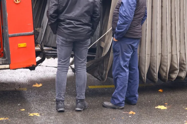 FOTO Nevjerojatne scene u centru grada! Autobus se prepolovio na pola tijekom vožnje