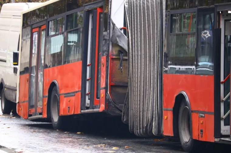 FOTO Nevjerojatne scene u centru grada! Autobus se prepolovio na pola tijekom vožnje