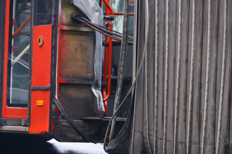 FOTO Nevjerojatne scene u centru grada! Autobus se prepolovio na pola tijekom vožnje