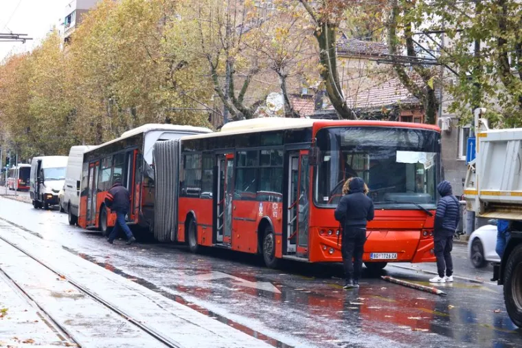 FOTO Nevjerojatne scene u centru grada! Autobus se prepolovio na pola tijekom vožnje