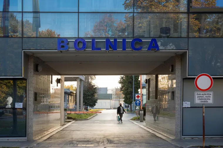 Na potresan način ovdje je prikazana atmosfera koja je vladala u vukovarskoj bolnici te jeseni 1991. godine &ndash; trenutak zaustavljen u vremenu. 