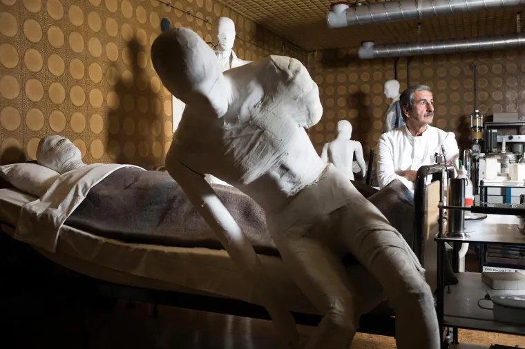 Unatoč tome, tijekom tromjesečne opsade grada u krug bolnice svakodnevno su padali projektili. Medicinsko osoblje i pacijenti premje&scaron;teni su u podrum bolnice gdje su liječnici radili u neadekvatnim uvjetima i bez potrebne medicinske opreme. 