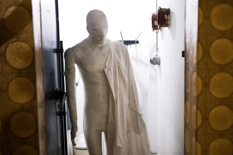 Dana 20. studenoga 1991. godine pripadnici JNA zaustavili su međunarodne promatrače u sredi&scaron;tu grada te su za to vrijeme iz bolnice izveli vi&scaron;e od 260 ljudi koji su ubijeni na Ovčari ili nekoj drugoj lokaciji, a za mnogima se jo&scaron; i danas traga.