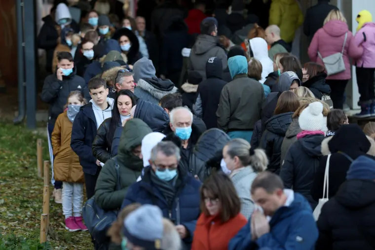 Unatoč jutarnjim minusima kolone zabrinutih ljudi čekale testiranje: Do sada 1100 pozitivnih na hripavac
