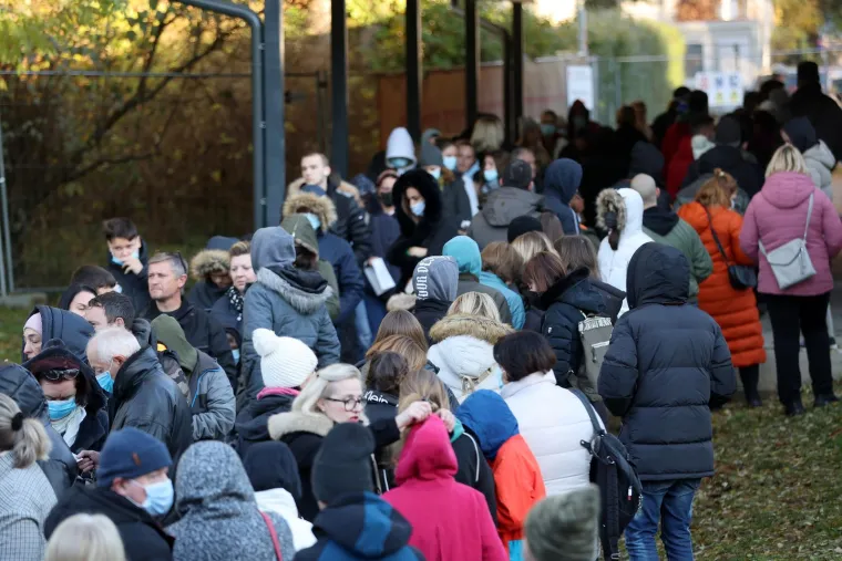 Unatoč jutarnjim minusima kolone zabrinutih ljudi čekale testiranje: Do sada 1100 pozitivnih na hripavac