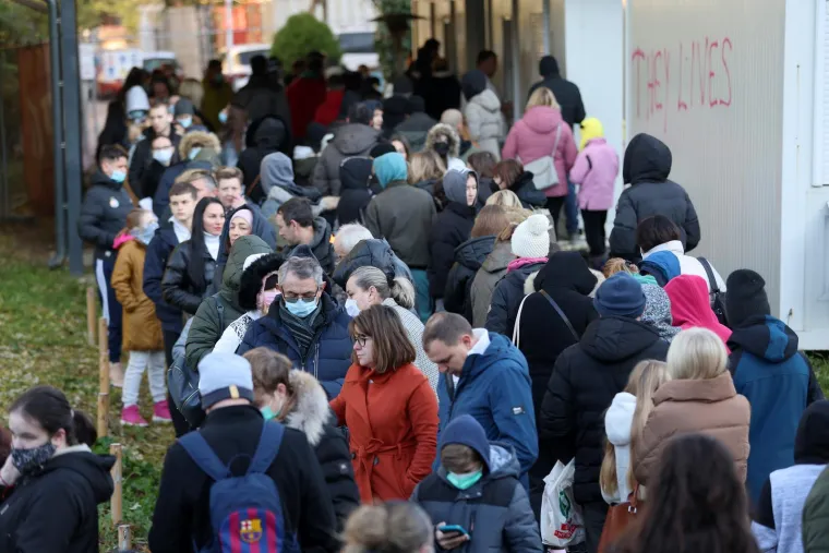 Unatoč jutarnjim minusima kolone zabrinutih ljudi čekale testiranje: Do sada 1100 pozitivnih na hripavac