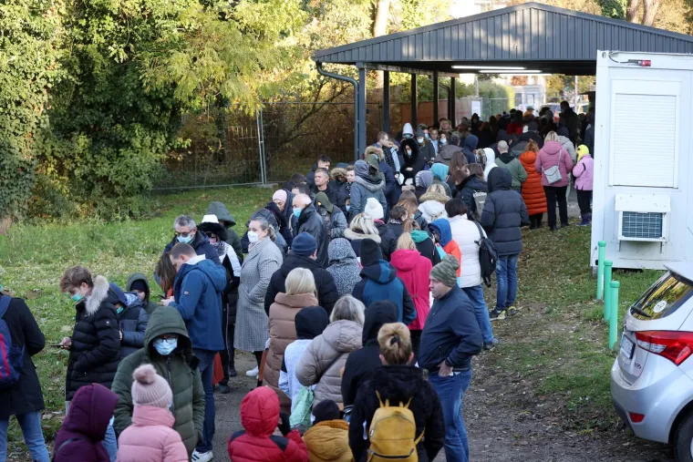 Unatoč jutarnjim minusima kolone zabrinutih ljudi čekale testiranje: Do sada 1100 pozitivnih na hripavac