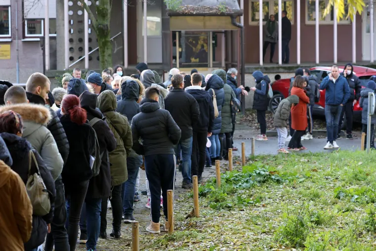 Unatoč jutarnjim minusima kolone zabrinutih ljudi čekale testiranje: Do sada 1100 pozitivnih na hripavac