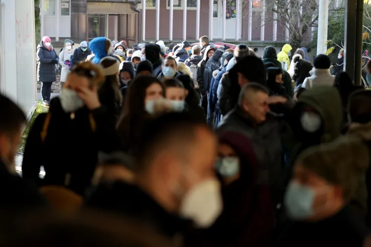 Unatoč jutarnjim minusima kolone zabrinutih ljudi čekale testiranje: Do sada 1100 pozitivnih na hripavac