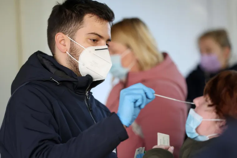 Unatoč jutarnjim minusima kolone zabrinutih ljudi čekale testiranje: Do sada 1100 pozitivnih na hripavac