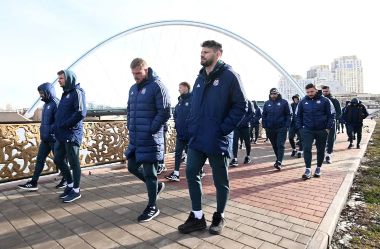 Dinamovci pro&scaron;etali hladnom Astanom: Jakirović sa zvijezdom Plavih hodao ruku pod ruku