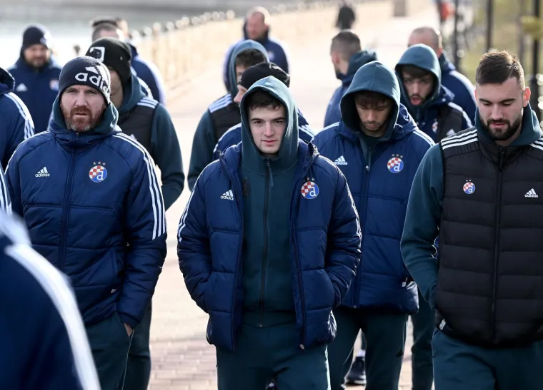 Dinamovci pro&scaron;etali hladnom Astanom: Jakirović sa zvijezdom Plavih hodao ruku pod ruku