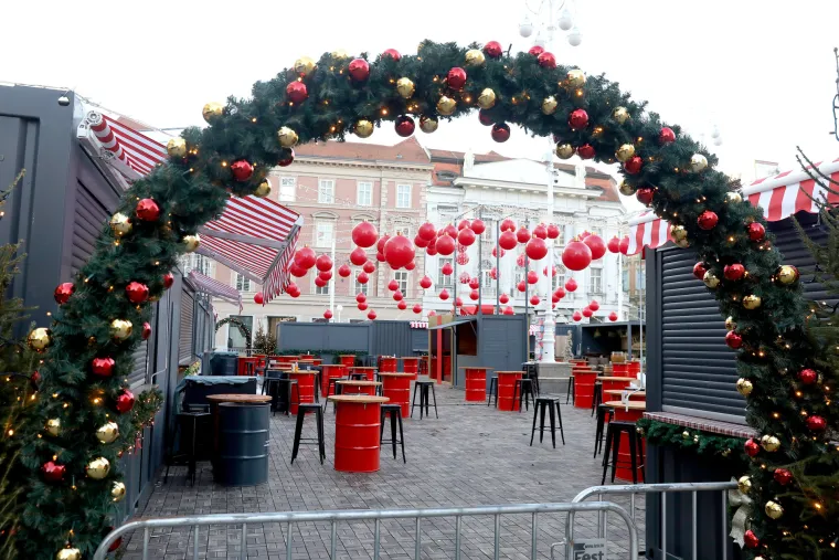Pripreme za zagrebački Advent u punom jeku: Niknule prve kućice, a u subotu će zasjati tisuće lampica