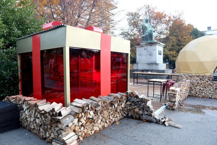 Pripreme za zagrebački Advent u punom jeku: Niknule prve kućice, a u subotu će zasjati tisuće lampica
