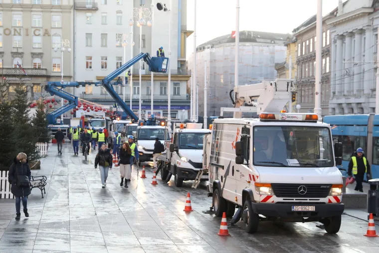 Pripreme za zagrebački Advent u punom jeku: Niknule prve kućice, a u subotu će zasjati tisuće lampica