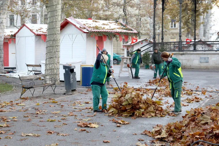 Pripreme za zagrebački Advent u punom jeku: Niknule prve kućice, a u subotu će zasjati tisuće lampica