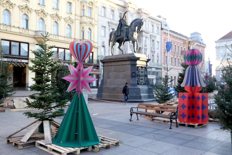 Pripreme za zagrebački Advent u punom jeku: Niknule prve kućice, a u subotu će zasjati tisuće lampica