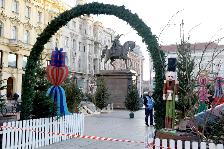 Pripreme za zagrebački Advent u punom jeku: Niknule prve kućice, a u subotu će zasjati tisuće lampica