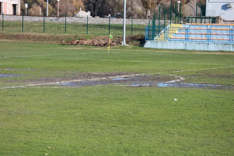 Ovo je teren na kojem se igrala osmina finala kupa: Kada vidite kako izgleda ne čude priče koje su kolale prije utakmice