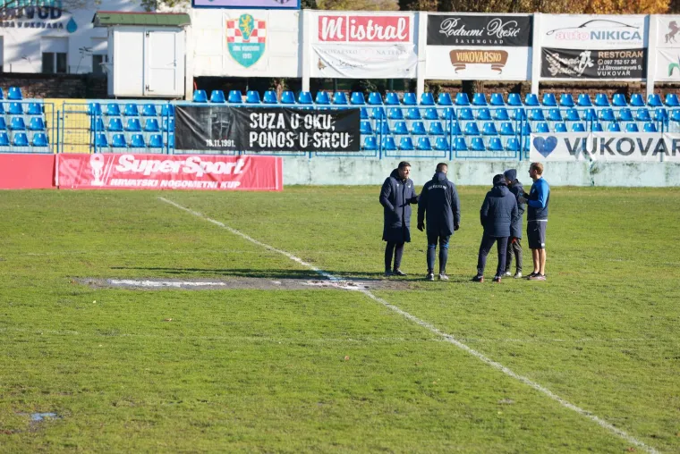 Ovo je teren na kojem se igrala osmina finala kupa: Kada vidite kako izgleda ne čude priče koje su kolale prije utakmice