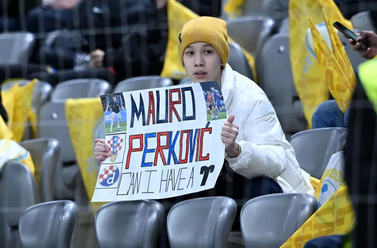 Dinamo je slavio u dalekom Kazahstanu, a jedan navijač domaćih imao je posebnu poruku za igrača Plavih