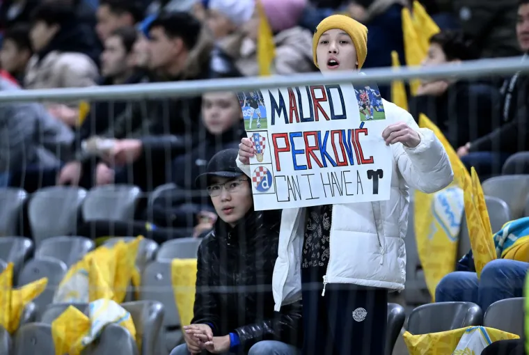 Dinamo je slavio u dalekom Kazahstanu, a jedan navijač domaćih imao je posebnu poruku za igrača Plavih