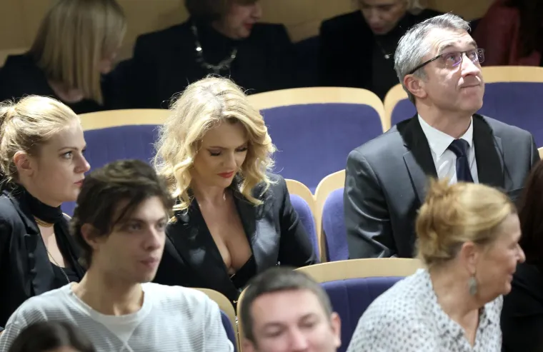 Danijela Pintarić plijenila pozornost elegancijom, osmijehom i rasko&scaron;nim dekolteom