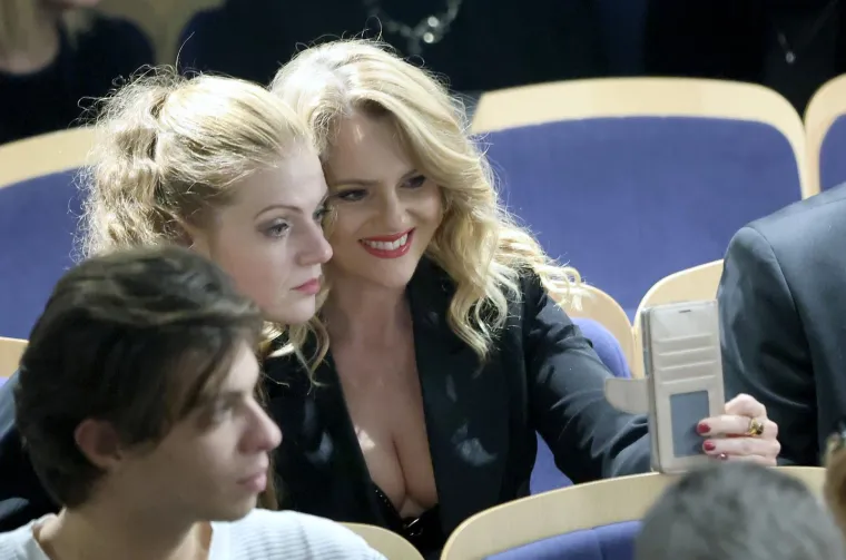 Danijela Pintarić plijenila pozornost elegancijom, osmijehom i rasko&scaron;nim dekolteom