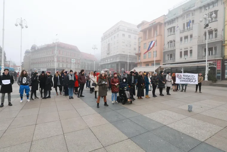 Muškarci mole diljem Hrvatske da postanu glavne face u obitelji. Pernar snimao prosvjednike protiv molitelja