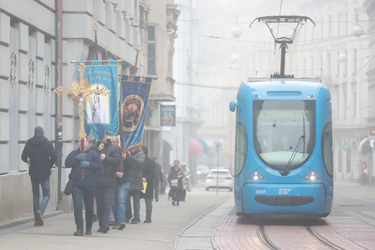 Muškarci mole diljem Hrvatske da postanu glavne face u obitelji. Pernar snimao prosvjednike protiv molitelja