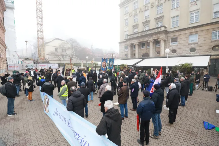 Muškarci mole diljem Hrvatske da postanu glavne face u obitelji. Pernar snimao prosvjednike protiv molitelja
