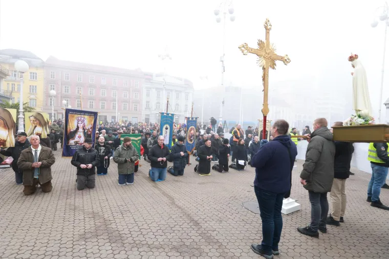Muškarci mole diljem Hrvatske da postanu glavne face u obitelji. Pernar snimao prosvjednike protiv molitelja
