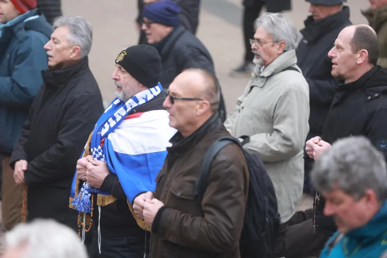Muškarci mole diljem Hrvatske da postanu glavne face u obitelji. Pernar snimao prosvjednike protiv molitelja