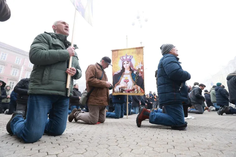 Muškarci mole diljem Hrvatske da postanu glavne face u obitelji. Pernar snimao prosvjednike protiv molitelja