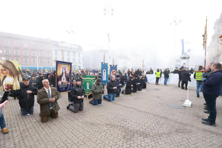 Muškarci mole diljem Hrvatske da postanu glavne face u obitelji. Pernar snimao prosvjednike protiv molitelja